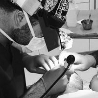 Imagen del doctor Xavier &Aacute;lvarez realizando una cirug&iacute;a de injerto capilar.